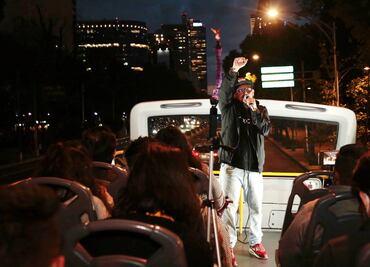 Así es es el Turibús nocturno con show de stand up incluido