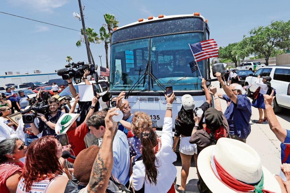 Manifestantes obstruyen el paso de un autobús que llevaba migrantes, durante una protesta, ayer contra los agentes de la Patrulla Fronteriza, en McAllen, Texas. Foto: DAVID J. PHILLIP. AP