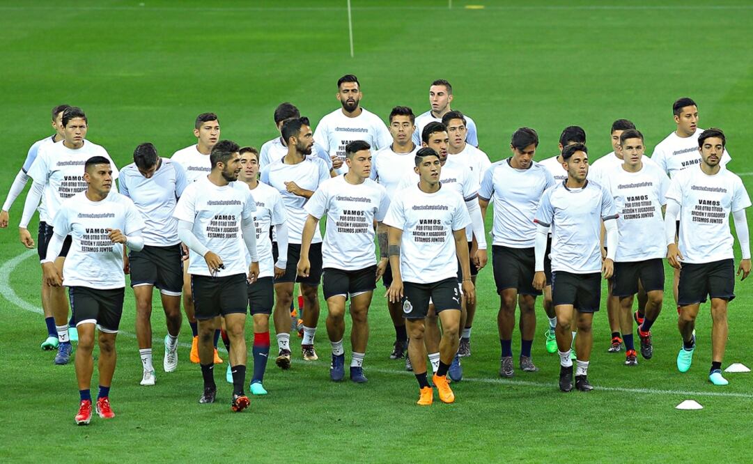Jugadores de Chivas durante un entrenamiento previo a la final de la Concachampions. FOTO/IMAGO7