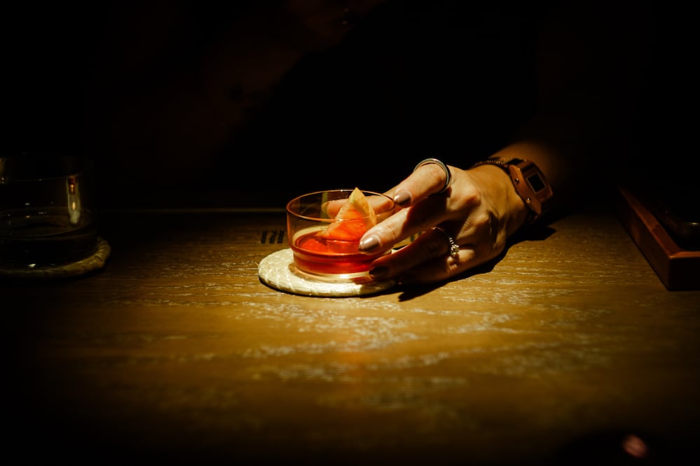 Las variaciones de autor del Negroni destacan por su presentación conceptual y el uso de insumos premium en las barras de la CDMX. Foto: Cortesía de Negroni Week.