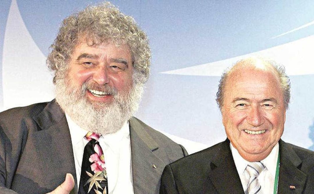 De acuerdo con la Fiscalía estadounidense, hace un año Chuck Blazer (izq.) se declaró culpable de delitos como lavado y sobornos. En la imagen, con Joseph Blatter, presidente de la FIFA