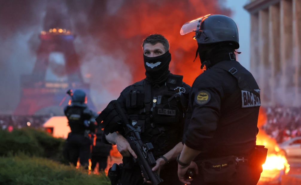 Policía de París fue desplegada por toda la capital tras los incidentes violentos de los aficionados del PSG (30/05/2026). Foto: AP