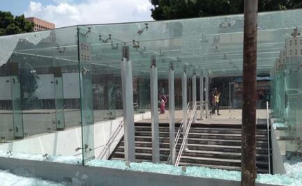 Reparan cubierta de cristal del Metro Hidalgo dañada por feministas