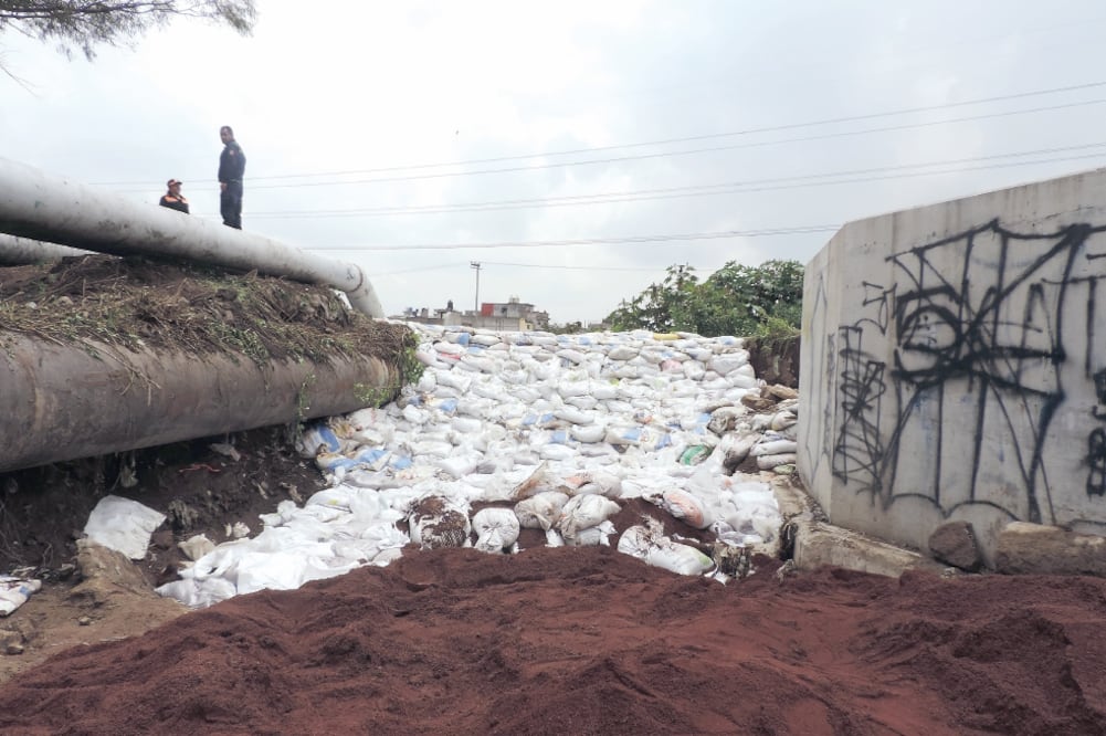 El 30 de agosto, tras las intensas lluvias registradas durante la noche, se desbordó la presa y provocó inundaciones en 998 viviendas de la zona. (JUAN MANUEL BARRERA. EL UNIVERSAL)