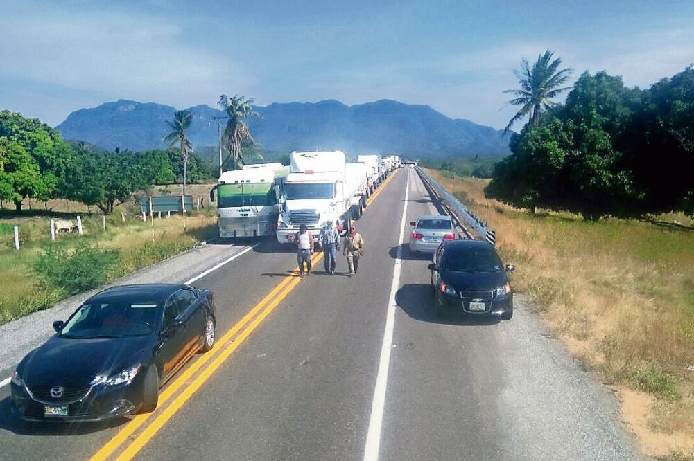 El pasado martes los empleados del ayuntamiento cerraron el paso vehicular a la capital oaxaqueña con el apoyo de la población por su rechazo a la SCJN (CORTESÍA)