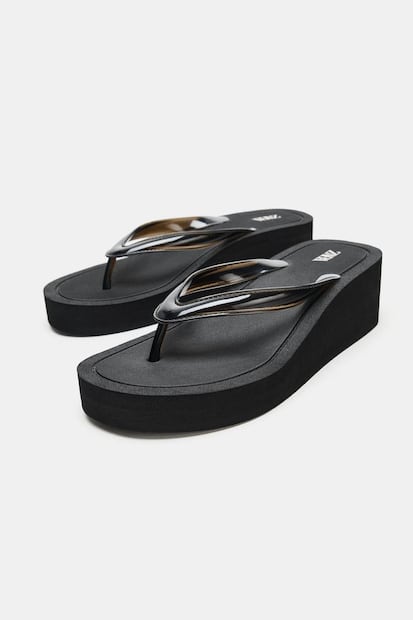 Sandalias con plataforma. Foto: Zara