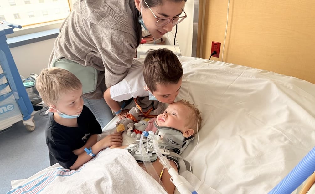 Oliver rodeado de sus hermanos y madre en el hospital ABC de la Ciudad de México. Foto: Cortesía Familia Staub-García.