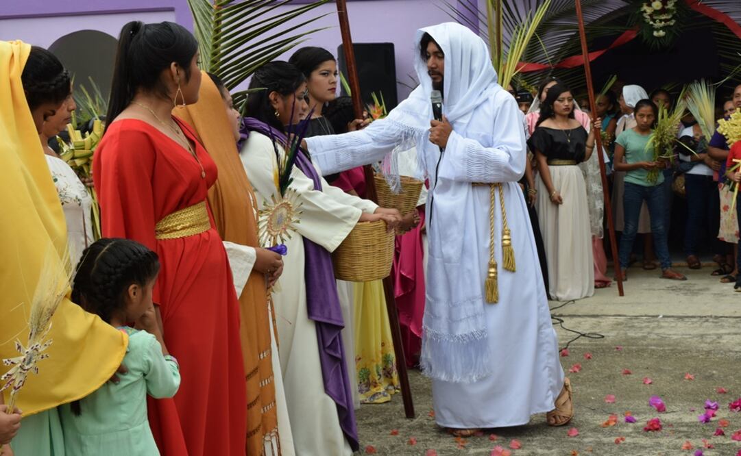 Juan Mariano Yescas, de 22 años, representa a Jesús en el Viacrucis. Fotos: Yuridiana Sosa