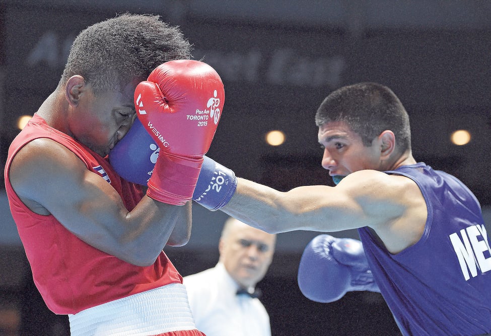 El pugilista mexicano (der.) lució superior al cubano Joahnys Argilagos durante todo el combate, en el cual se impuso por decisión unánime y tres tarjetas de 30-27 (ERIC BOLTE. USA TODAY SPORTS)