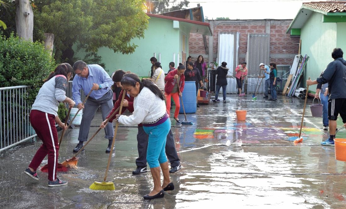 En el municipio de Chimalhuacán más de 120 viviendas resultaron afectadas por la fuerte lluvia que se registró, algunos habitantes tuvieron que sacar el agua de sus hogares (EMILIO FERNÁNDEZ. EL UNIVERSAL)