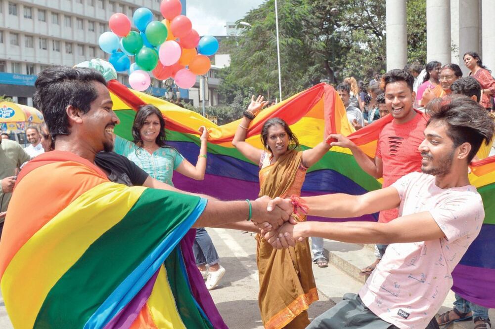 Miembros de la comunidad LGBTI y simpatizantes celebran en Bangalore el fallo del Tribunal Supremo de la India que eliminó del Código Penal una sección que sancionaba las relaciones entre personas del mismo sexo. (MANJUNATH KIRAN. AFP)
