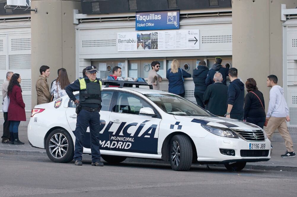 La policía de Madrid vigila ya las inmediaciones del estadio en donde se disputará el máximo juego (PAUL WHITE. AP)