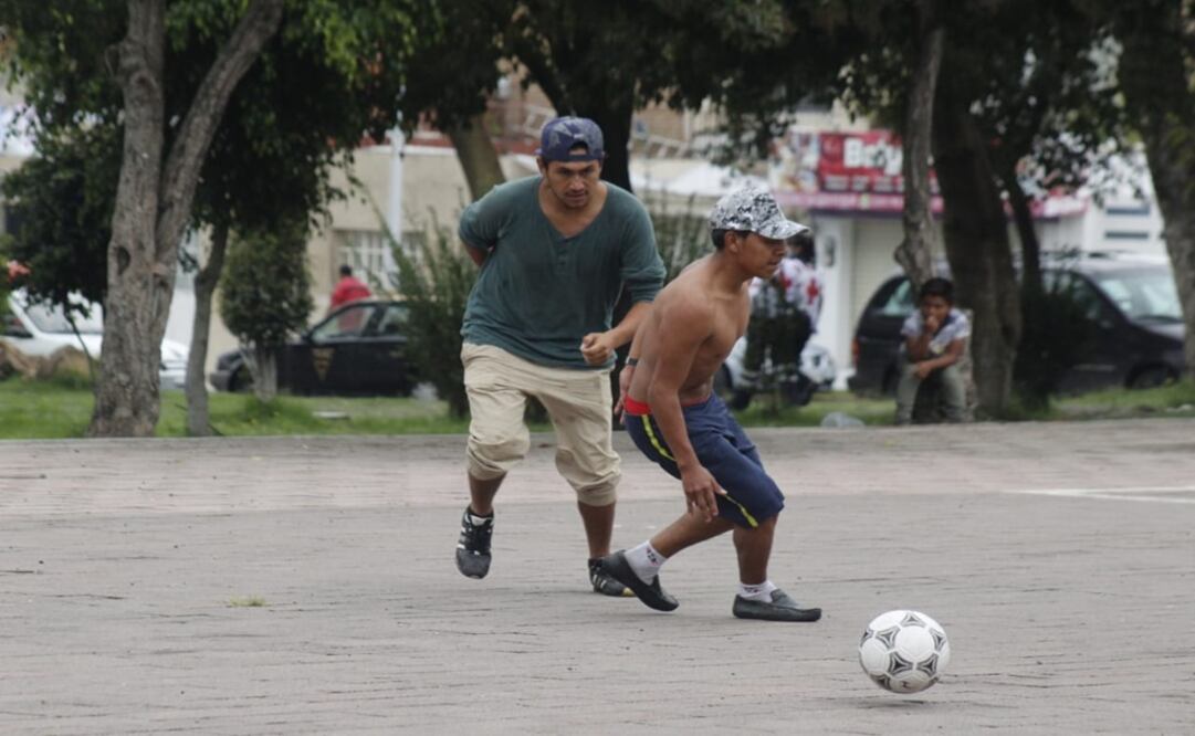Los jóvenes migrantes aprovecharon para jugar un partido de fútbol (Foto: Omar Contreras / EL UNIVERSAL)