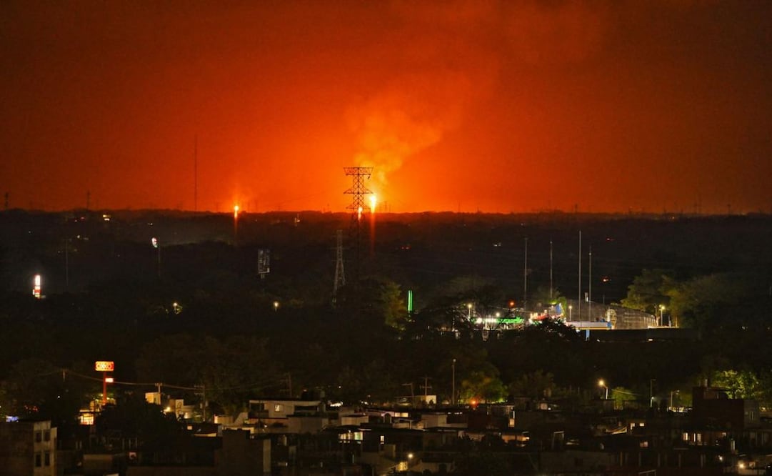 Pemex incremento en la actividad del quemador del Área de Trampas Agave (11/02/2026). Foto: Luma López / EL UNIVERSAL