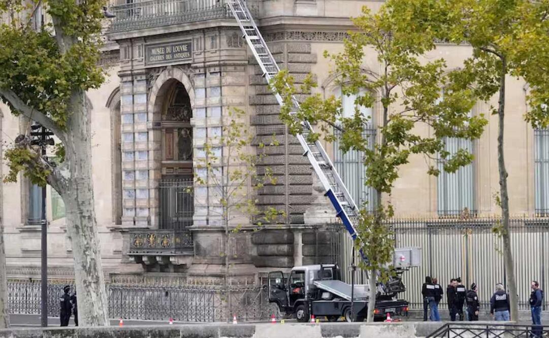 Agentes de policía trabajan junto al montacargas usado por ladrones el domingo 19 de octubre de 2025 en el Museo del Louvre de París para robar las joyas de la Corona francesa. Foto: AP