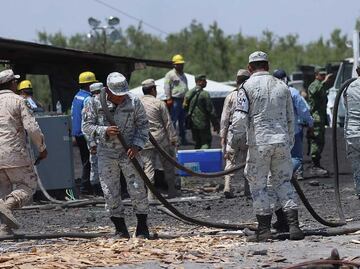 Baja nivel de agua en mina de Sabinas, donde permanecen 10 mineros atrapados