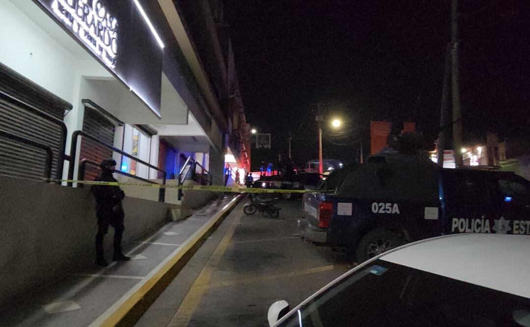 Civiles armados llegaron frente a un local que funciona como dispensario en venta de drogas y dispararon en repetidas ocasiones contra las personas que se encontraban en su interior. Foto: Especial