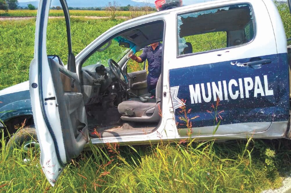 Una patrulla fue perseguida por hombres armados a bordo de varios vehículos; los agentes resultaron heridos, pero se reportan fuera de peligro. Foto/ESPECIAL