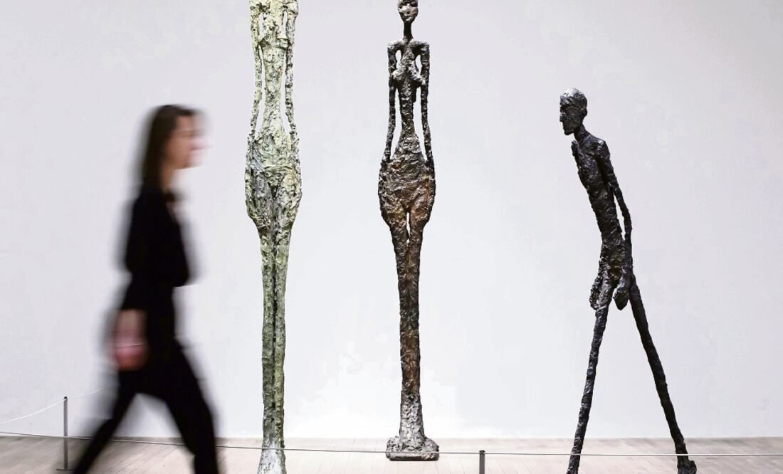 “Las mujeres de Venecia” es una serie de esculturas femeninas alargadas. (TIM IRELAND. EFE)