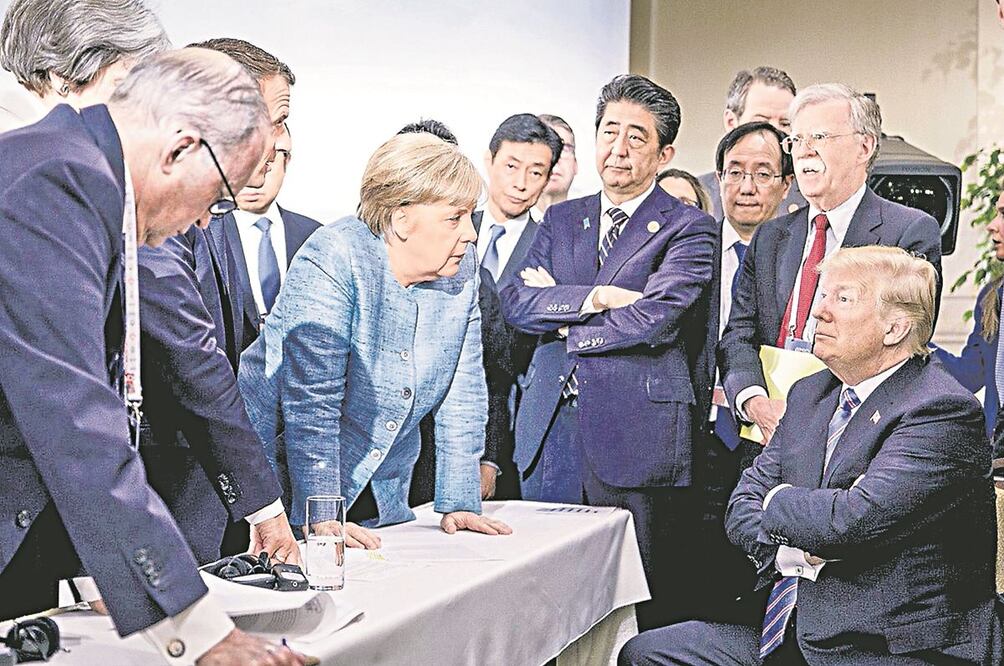 El presidente Donald Trump con líderes mundiales, incluida la canciller alemana, Angela Merkel, en la cumbre del G7 en 2018. Un sondeo revela que europeos creen que en EU volverán a votar por Trump. ARCHIVO AP