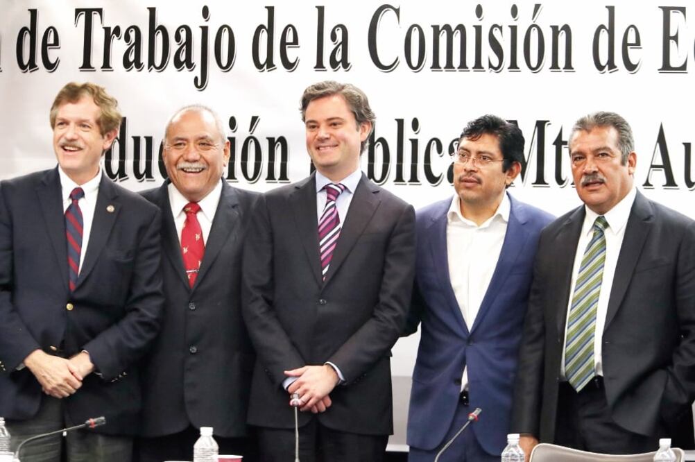 Aurelio Nuño Mayer, titular de la SEP (centro), se reunió ayer con integrantes de la Comisión de Educación del Senado (LUCÍA GODÍNEZ. EL UNIVERSAL)