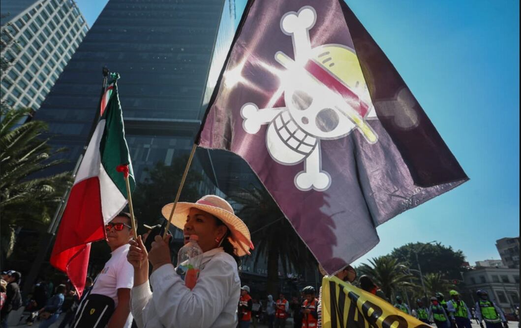 Manifestantes de la Marcha Generación Z salieron del Ángel de la Independencia al Zócalo capitalino, con una parada en la Glorieta de las mujeres que luchan por paso del Desfile de la Revolución Mexicana en la Ciudad de México, el jueves 20 de noviembre de 2025. Foto: Luis Camacho/EL UNIVERSAL