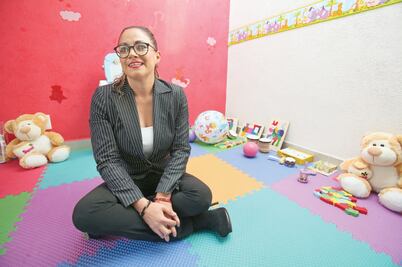 Cuidan a niños mientras padres se forman por gasolina 