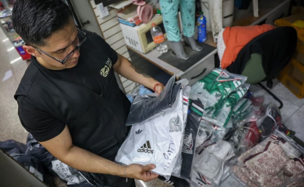 Operativo para localizar productos pirata en relación a la Copa Mundial de la FIFA 2026. Esto en tres plazas ubicadas en calle Lázaro cárdenas.| Foto: Luis Camacho | El Universal