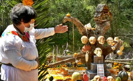 Ofrendas chinamperas en Xochimilco, un espacio para vivos y muertos