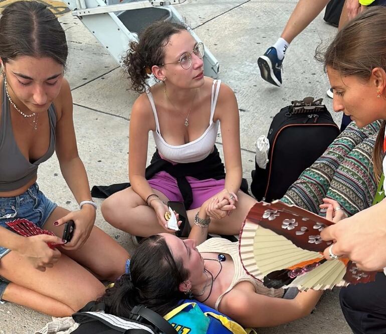 Algunos clientes recibieron tratamiento en la pista después de aparentemente desmayarse por el calor. Foto: Newsflash