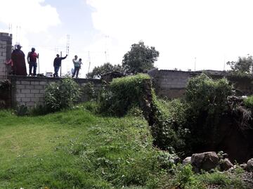 Socavón de 10 metros se forma en Huamantla, Tlaxcala; evacuan 10 familias