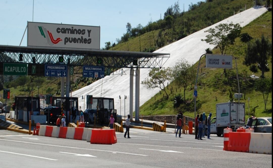 Autobús de turismo se impacta contra caseta de cuota en la Siglo 21