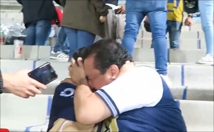 Abuelo y nieto rompen en llanto en CU por la goleada del América a los Pumas