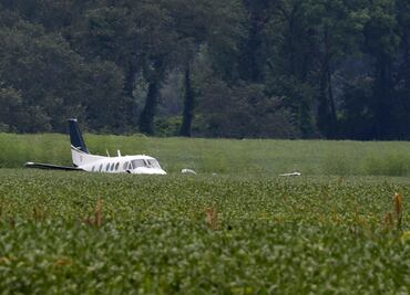 Ladrón que robó avioneta y amenazó con estrellarla con un Walmart no sabía cómo aterrizarlar; así le ayudaron