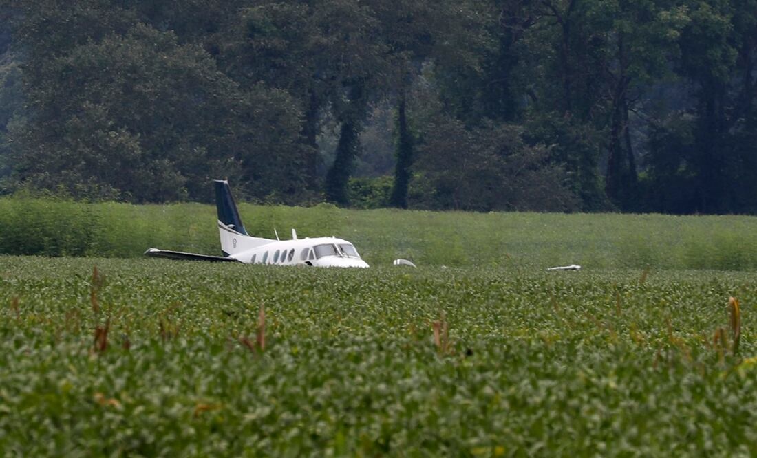 El hombre aterrizó en un campo luego de un intento fallido en un aeropuerto Foto: AP