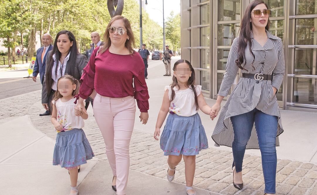 Emma Coronel (der.), esposa de Joaquín Guzmán, al salir de la corte de Brooklyn, Nueva York, acompañada de sus dos hijas tras asistir a la audiencia en el juicio que se le sigue a El Chapo. (MARY ALTAFFER. AP)