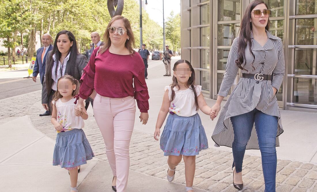Emma Coronel (der.), esposa de Joaquín Guzmán, al salir de la corte de Brooklyn, Nueva York, acompañada de sus dos hijas tras asistir a la audiencia en el juicio que se le sigue a El Chapo. (MARY ALTAFFER. AP)