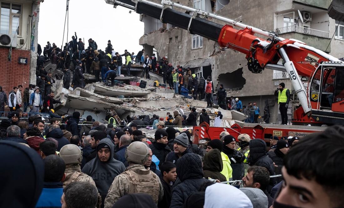 El personal de emergencia busca víctimas en el sitio de un edificio derrumbado después de un terremoto en Diyarbakir, sureste de Turquía. Foto: EFE