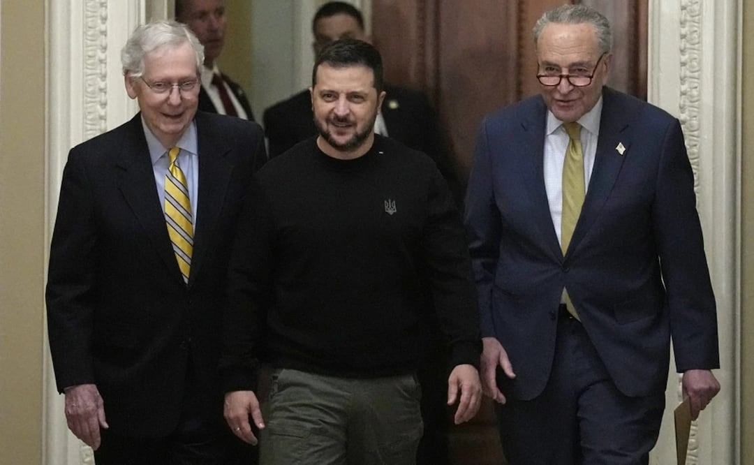 El presidente ucraniano Volodimir Zelensky, centro, entra al Capitolio flanqueado por el líder de la minoría Mitch McConnell, izquierda, y el líder de la mayoría Chuck Schumer, Washington. Foto: AP