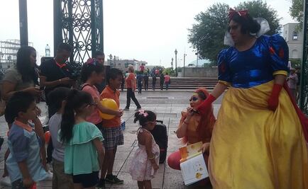 Drags Queens de NL se manifiestan con lecturas contra diputado local de Morena