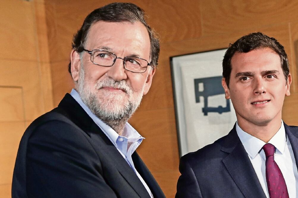 El presidente en funciones del gobierno de España, Mariano Rajoy (izq.), con el líder del partido Ciudadanos Albert Rivera, ayer, en el Parlamento, en Madrid (JUAN CARLOS ROJAS. EL UNIVERSAL)