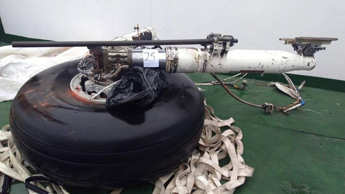 Imagen muestra parte del tren de aterrizaje del avión de Chile encontrado el mar de Drake (EFE)