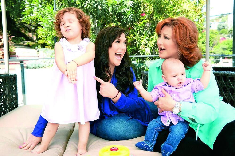 La dinastía crece: Angélica María juega con su hija y sus nietos, Angélica Maciel y Daniel Nicolás (CORTESÍA ANGÉLICA MARÍA)