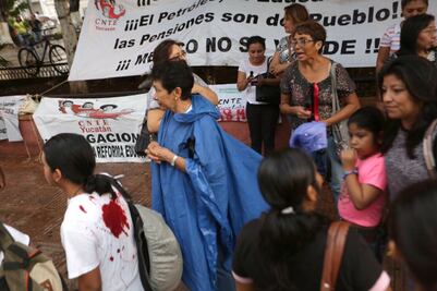 Maestros protestan frente al Palacio de Gobierno en Yucatán