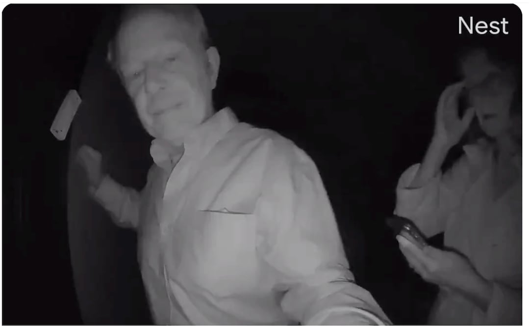 Robert Wilson en casa de Paul Milgrom para darle la noticia del Nobel. Foto: Captura de pantalla