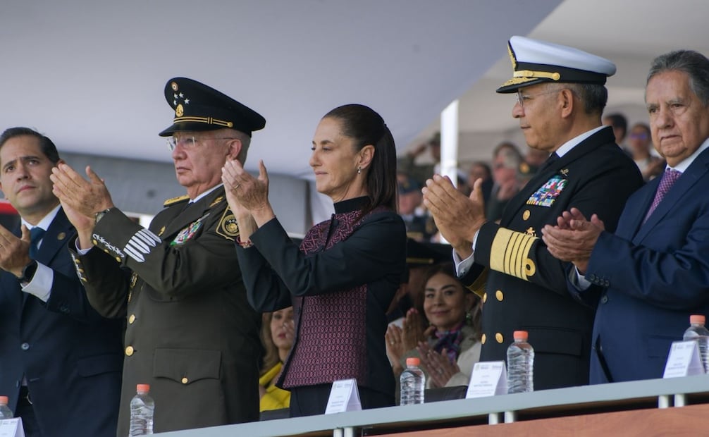 Claudia Sheinbaum, presidenta de México, encabezó el 50 aniversario del Heroico Colegio Militar en Tlalpan. Estuvo acompañada por el Secretario de Defensa Nacional, General Ricardo Trevilla, y otros miembros de su gabinete. Foto: Santiago Cadena/EL UNIVERSAL