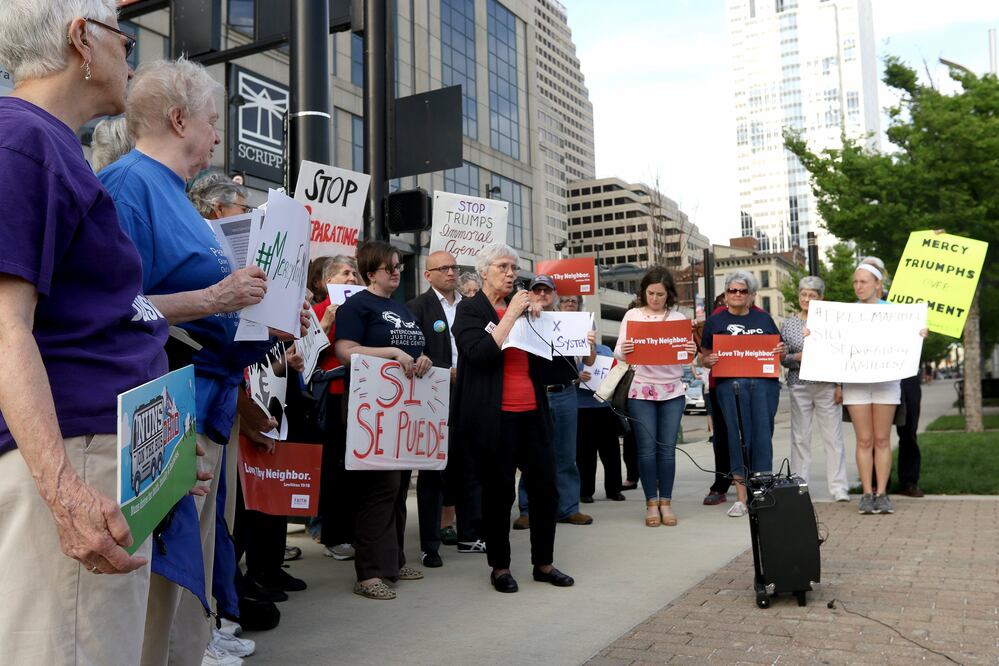 Activistas durante una protesta para pedir que no se deportara a Maribel Trujillo Díaz (Foto: AP)