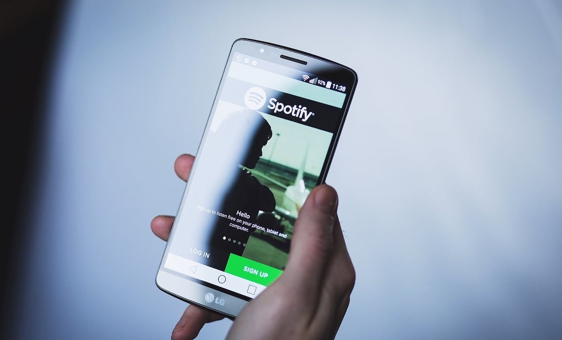 Escucha tu playlist favorita sin distracciones mientras conduces. / Crédito: Pixabay