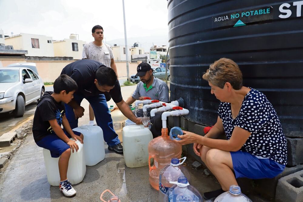 Vecinos de Santa Catarina tienen que hacer largas filas para llevar agua a sus casas. Foto: de Emilio Vázquez. El Universal
