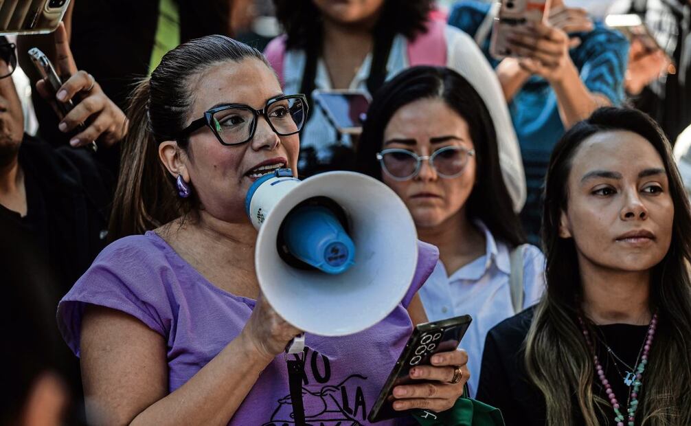 Realizaron lectura de poemas, tendedero con nombres de escritoras y deshojaron un libro de Taibo II. Foto: Gabriel Pano / EL UNIVERSAL